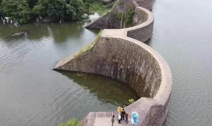 “来自全国各地和国外的许多人涌入该地区 看看经过许多工程师十年辛勤工作建成的大坝