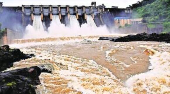 “雨还在继续:Karjan大坝几乎满了 4个闸门打开