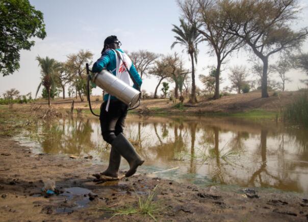 “通过水处理为尼日尔社区抗击疟疾