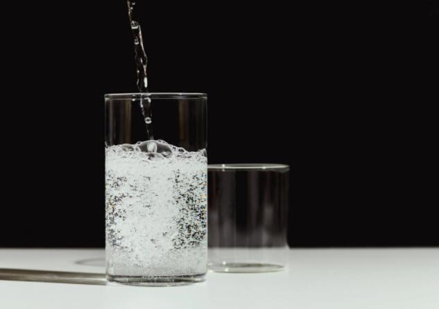 “碳酸水和静水一样健康吗?