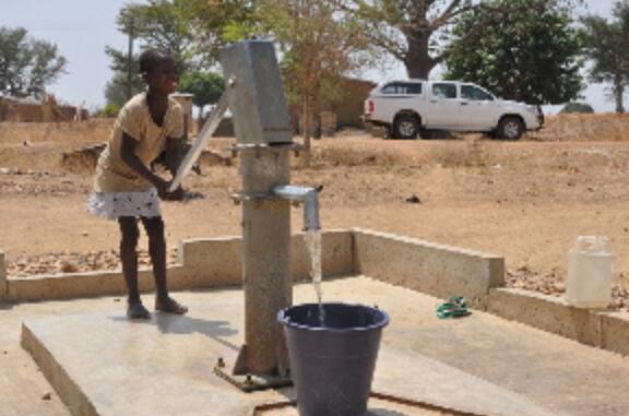 “雷里社区通过钻孔来结束对不清洁水源的依赖