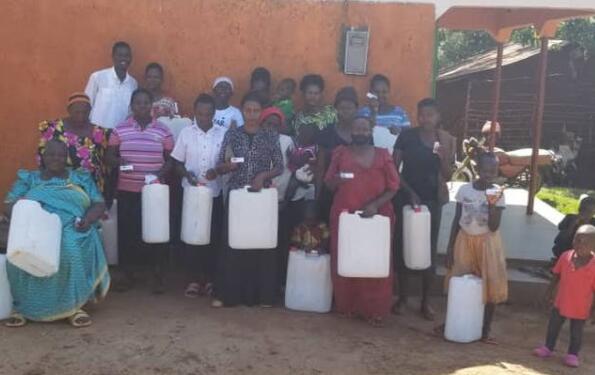 “阿拉楚亚县六年级的学生为乌干达数百人提供了清洁的水源